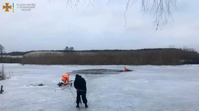 Під Полтавою врятували рибалку, який провалився під лід