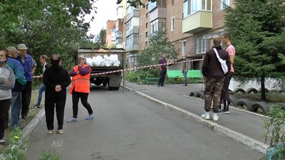 Комунальники вивозять шари грунту, що отруїли хімікатами Комунальники вивозять шари грунту, що отруїли хімікатами