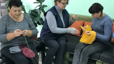 Запит на шкарпетки отримують постійно: житомирські волонтерки в'яжуть для українських військових Запит на шкарпетки отримують постійно: житомирські волонтерки в'яжуть для українських військових
