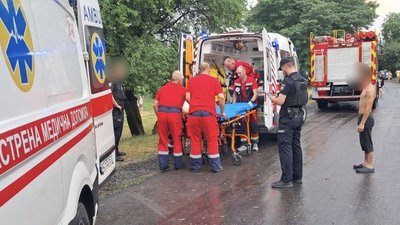Блискавка влучила в дерево, блискавка травмувала людей Луцький районн