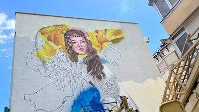 Дівчина, яка символізує Україну: в Ужгороді художники малюють мурал Дівчина, яка символізує Україну: в Ужгороді художники малюють мурал