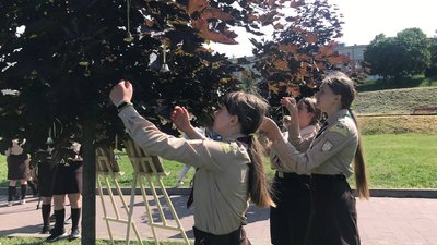 Діти розвішують дзвіночки на деревах Діти розвішують дзвіночки на деревах