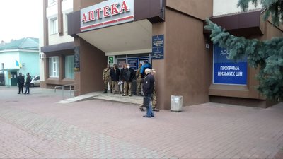 Люди в камуфляжі перепиняють депутатів Рівнеради перед сесією Люди в камуфляжі перепиняють депутатів Рівнеради перед сесією