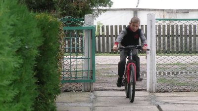 Учні та викладачі в одному з сіл Херсонщини їздять до школи на велосипедах