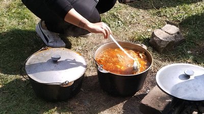 У Новомосковську на Дні борщу приготували борщ для поранених військових У Новомосковську на Дні борщу приготували борщ для поранених військових