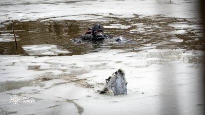 Залишки російської ракети в річці