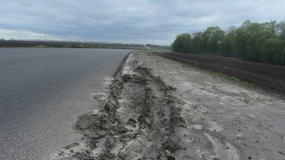 Вибоїни, необлаштовані узбіччя — результати перевірки ремонту дороги Суми-Полтава Вибоїни, необлаштовані узбіччя — результати перевірки ремонту дороги Суми-Полтава