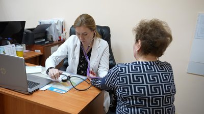 Завідувачка амбулаторії Оксана Шевчук приймає пацієнтку