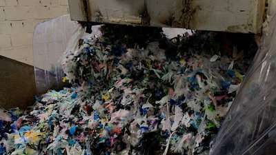 Переробляють сміття та роблять паливо. Релоковане підприємство з Харкова відновлює потужності у Чернівцях Переробляють сміття та роблять паливо. Релоковане підприємство з Харкова відновлює потужності у Чернівцях