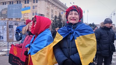 Жителі Харкова відзначили День Соборності навпроти пошкодженої обстрілами будівлі ОДА Жителі Харкова відзначили День Соборності навпроти пошкодженої обстрілами будівлі ОДА