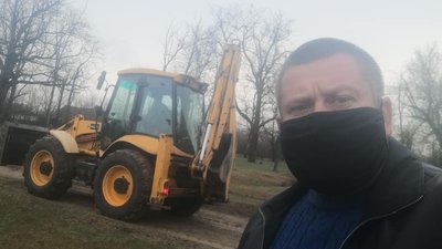 Перекопують дороги: на Херсонщині закривають село, в якому виявили спалах коронавірусу Перекопують дороги: на Херсонщині закривають село, в якому виявили спалах коронавірусу