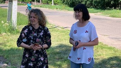 Випускники однієї з гімназій Житомирщини замінили випускний бал висадкою дерев у парку Випускники однієї з гімназій Житомирщини замінили випускний бал висадкою дерев у парку