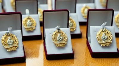 Нагрудний знак "Мати-героїня"