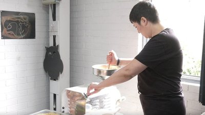 Допомагають армії. Дніпровські волонтери готують сухі супи для військових Допомагають армії. Дніпровські волонтери готують сухі супи для військових