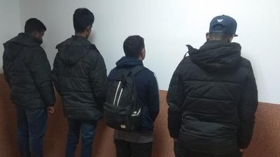 Мігрантів та їх переправника затримали на Закарпатті
