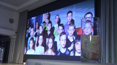 Дизайнерське худі та "тризуб": майже 50 тисяч гривень зібрали для захисників на аукціоні у Вінниці