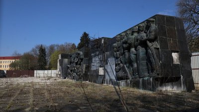 У Львові почали демонтовувати барельєфи із Монументу Слави У Львові почали демонтовувати барельєфи із Монументу Слави