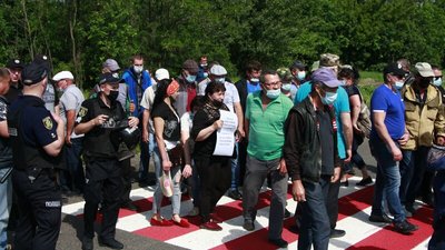 Зникли трудові книжки: на Харківщині люди перекривали трасу