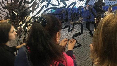 Сім’я харків’ян після переїзду на Полтавщину долучилася до плетіння маскувальних сіток