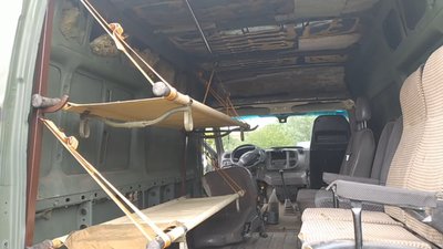 Порожні машини обладнують сидіннями для військових медиків та двома підвісними ношами для поранених Порожні машини обладнують сидіннями для військових медиків та двома підвісними ношами для поранених
