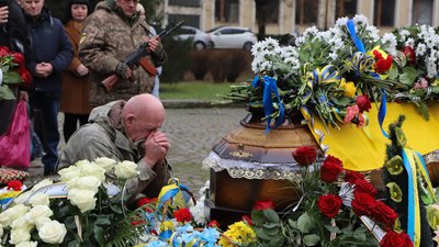 В Ужгороді попрощалися із полеглим захисником Русланом Єлагіним В Ужгороді попрощалися із полеглим захисником Русланом Єлагіним