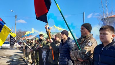 Тюльпани для тих, хто чекає: у Шполі на Черкащині відбулася акція "Не мовчи — полон вбиває" Тюльпани для тих, хто чекає: у Шполі на Черкащині відбулася акція "Не мовчи — полон вбиває"