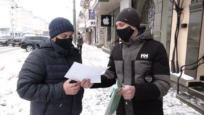 Бурульки під три метри: хто їх збиває у Рівному та хто повинен це робити Бурульки під три метри: хто їх збиває у Рівному та хто повинен це робити
