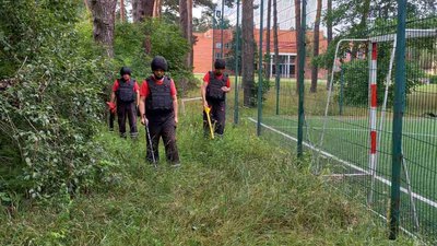 У Пущі-Водиці піротехніки обстежують школи та садочки