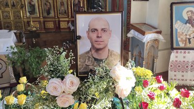 Поховали двох сержантів: у Хмельницькому попрощалися з Сергієм Бурдельним та Віталієм Кметем Поховали двох сержантів: у Хмельницькому попрощалися з Сергієм Бурдельним та Віталієм Кметем