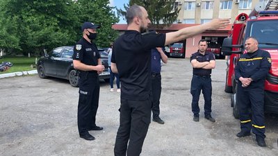Чи пропускають автомобілі спецтранспорт в Ужгороді: патрульні перевірили водіїв Чи пропускають автомобілі спецтранспорт в Ужгороді: патрульні перевірили водіїв