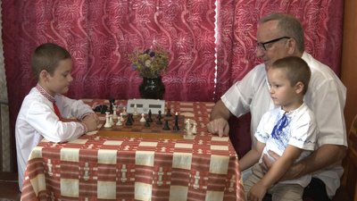 Сімейне хобі: три покоління черкаської родини грає у шахи
