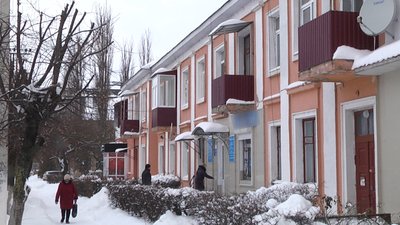 Тріщини з палець: мешканці містечка на Хмельниччині скаржаться на руйнування своїх будинків