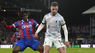 Джордан Гендерсон із синьо-жовтою пов'язкою Джордан Гендерсон із синьо-жовтою пов'язкою