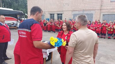 Медиків екстренки нагородили у Черкасах Медиків екстренки нагородили у Черкасах