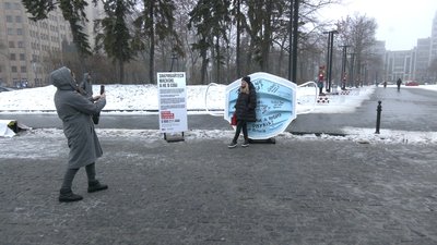 До Харкова привезли гігантську захисну маску До Харкова привезли гігантську захисну маску