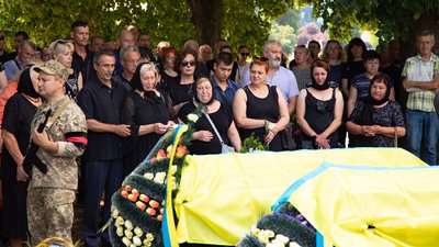 В Ужгороді попрощалися із загиблими воїнами Сергієм Далекореєм та Ігорем Бринзанським В Ужгороді попрощалися із загиблими воїнами Сергієм Далекореєм та Ігорем Бринзанським