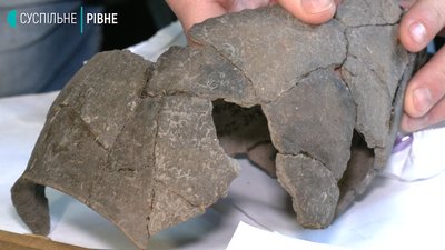 Науковець показав, як докупи склеюють знайдене на розкопках