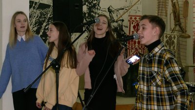 "Мусимо пам’ятати, якою ціною наша свобода": у Чернігові студенти показали виставу за мотивами драми "Ми, Майдан" "Мусимо пам’ятати, якою ціною наша свобода": у Чернігові студенти показали виставу за мотивами драми "Ми, Майдан"
