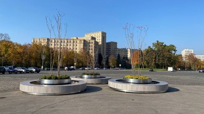 На майдані Свободи у Харкові встановили мобільні клумби