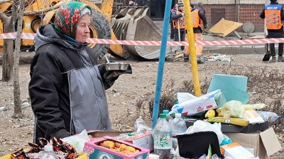 На місці ракетного удару в Дніпрі працюють волонтери. У чому ще є потреба На місці ракетного удару в Дніпрі працюють волонтери. У чому ще є потреба