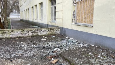 Обстріли Херсона: російська армія гатила по школі і Бузковому скверу Обстріли Херсона: російська армія гатила по школі і Бузковому скверу