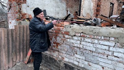 Микола Мелешко показує уламки російського дрона "Шахед" Золоті Пруди Донецька область