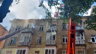 У Сумах триває ліквідація наслідків удару безпілотників по багатоповерховому будинку