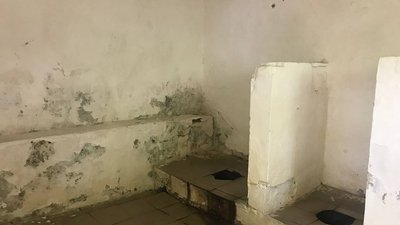 Бруд та пліснява: стан туалету на Дальньому пляжі в Тернополі