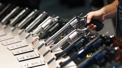 Апеляційний суд США визнав неконституційною заборону на продаж зброї молоді до 21 року