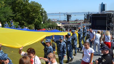 У центрі Одеси розгорнули 30-метровий прапор України. Фоторепортаж
