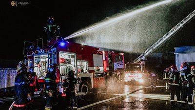 На Тернопільщині горить виробнича будівля