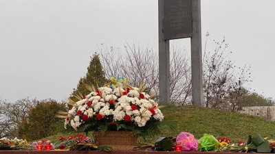 У Миколаєві відбувається хода до Дня пам'яті жертв голодомору У Миколаєві відбувається хода до Дня пам'яті жертв голодомору