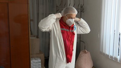 Лікарі швидкої Сум показали, як готуються до відвідин хворих на COVID-19 Лікарі швидкої Сум показали, як готуються до відвідин хворих на COVID-19