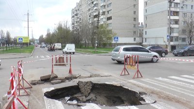 На вулицях Миколаєва утворились небезпечні для людей провалля На вулицях Миколаєва утворились небезпечні для людей провалля